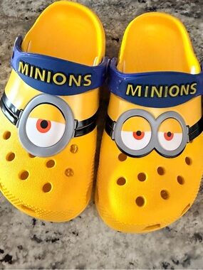 CROCS Minions Yellow Kids Clogs with Blue Strap
